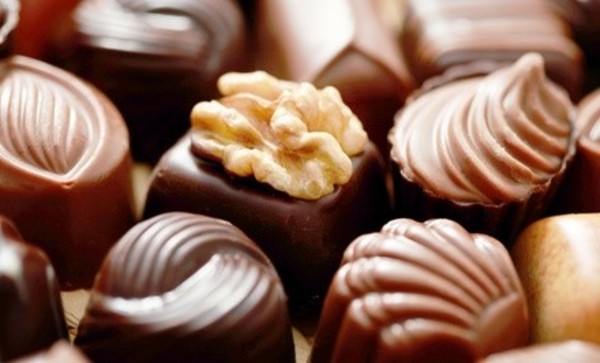 Chocolate-Covered Strawberries & Roses, Chocolate Pack, or Valentine's Basket at Sweet Things (Up to 32% Off)