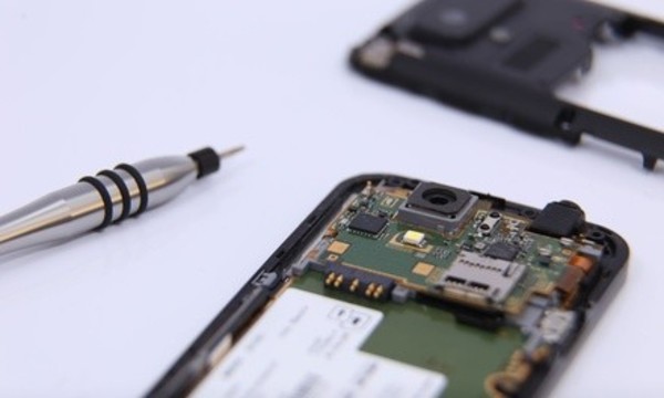 iPhone or iPad Screen Repair at Experimac (Up to 54% Off). Eight Options Available. 
