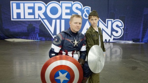 Stars From "Arrow" and More at "Heroes & Villains Fan Fest"