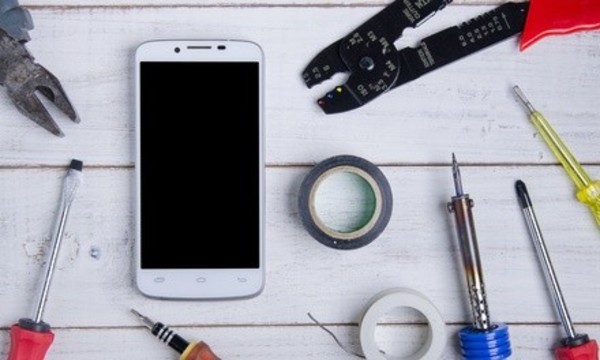 iPhone or iPad Glass Screen Repair at Conecta Chicago (Up to 17% Off). Six Options Available.