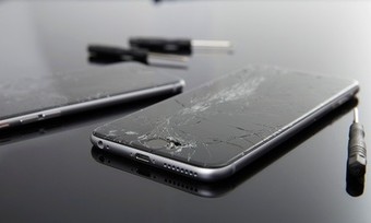 Screen Repair for Apple and Samsung Devices at iRepair Hut (Up to 48% Off). Six Options Available.