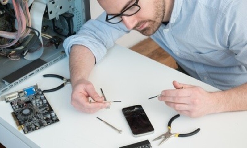 Up to 65% Off on On Location Cell Phone Repair at Tec1point8