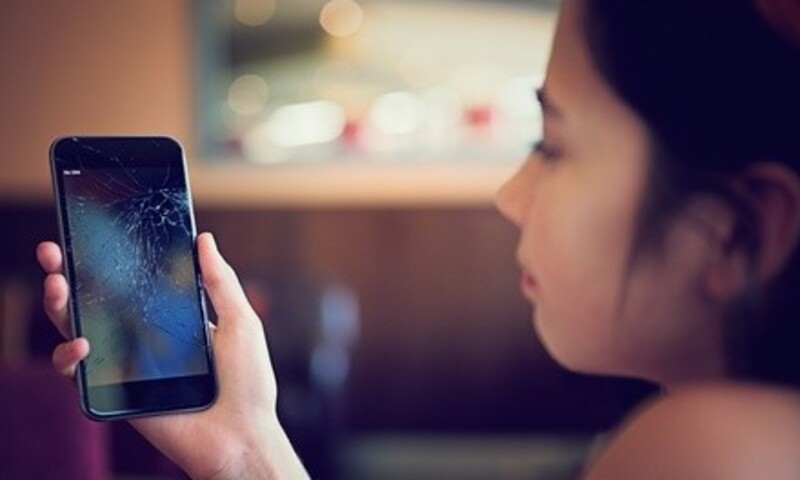 iPhone Screen Repairs at iGeek (Up to 43% Off). Nine Options Available.