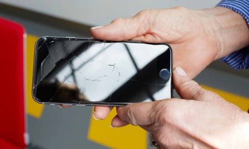 Tempered-Glass Screen Protector for iPhone 5-8+ or All iPads at Yakety Yak (50% Off)